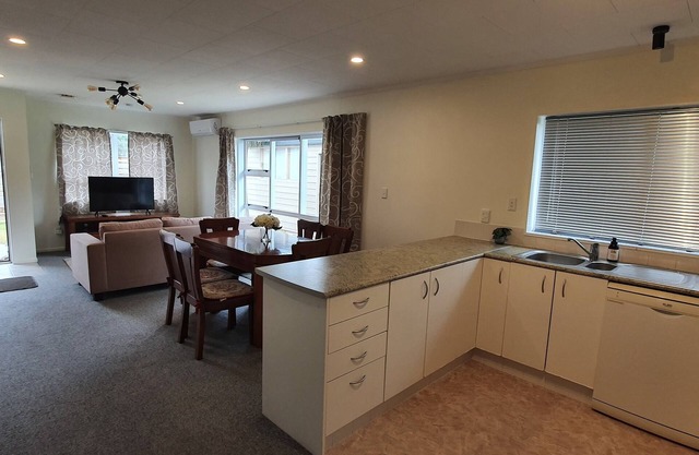 Cheerful 3BR Home - Free WiFi & Netflix