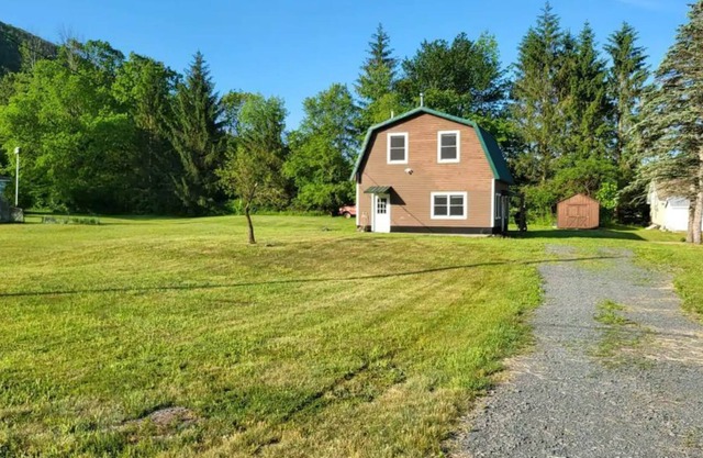 Cheerful 4-bedroom home perfectly located