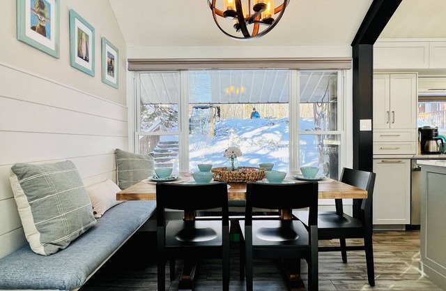 Cheerful 4 Bedroom Lakefront Cottage+Guest House Near Algonquin Park