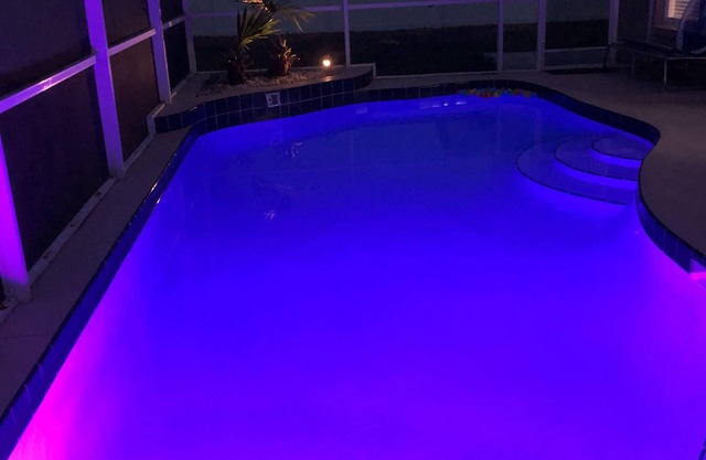 Cheerful 4 bedroom minutes from disney with pool.