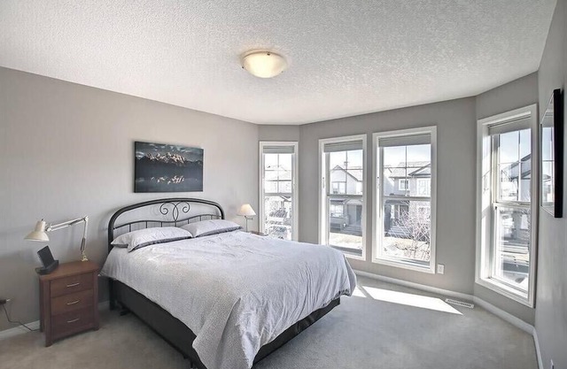 "Cheerful 4 bedroom with indoor fireplace