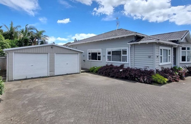 Cheerful 5 - Bedroom Home with Free Parking