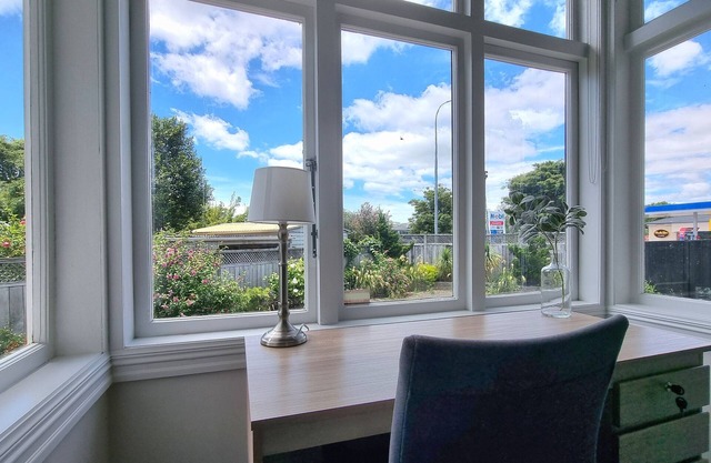 Cheerful 5 - Bedroom Home - Free Parking