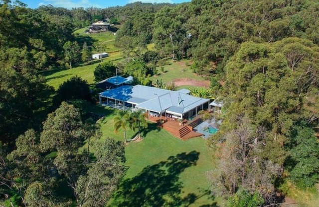 Cheerful 5 Bedroom Luxury home on acreage