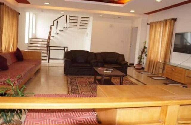 Cheerful 5 bedroom villa with pool & beach access