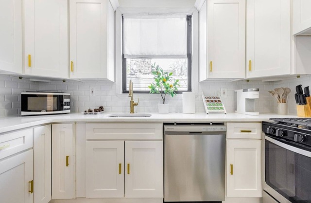 Cheerful 6Bd BK Town Home 30 min. to Manhattan