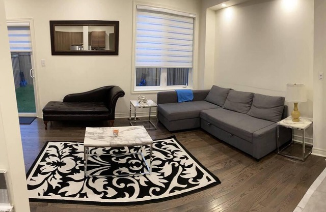Cheerful and bright 4 Bedroom Center of Toronto and Niagrafalls