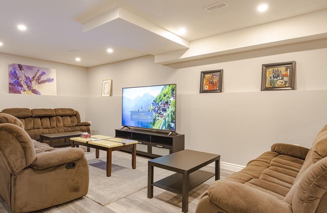 Cheerful and Cozy 5 bedrooms up to 13 guests Bungalow with Tesla Charger
