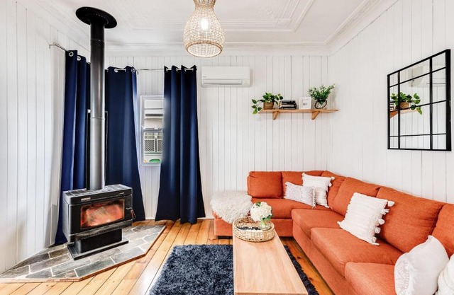 Cheerful, Cosy Cottage - Near Rose Garden!