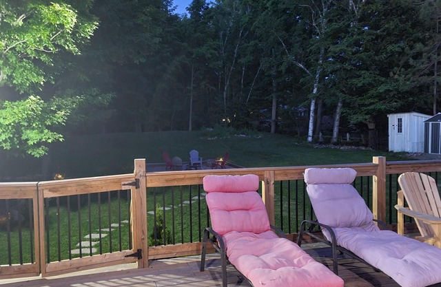 Cheerful & cozy 3 Bedroom Cottage w/Hot tub