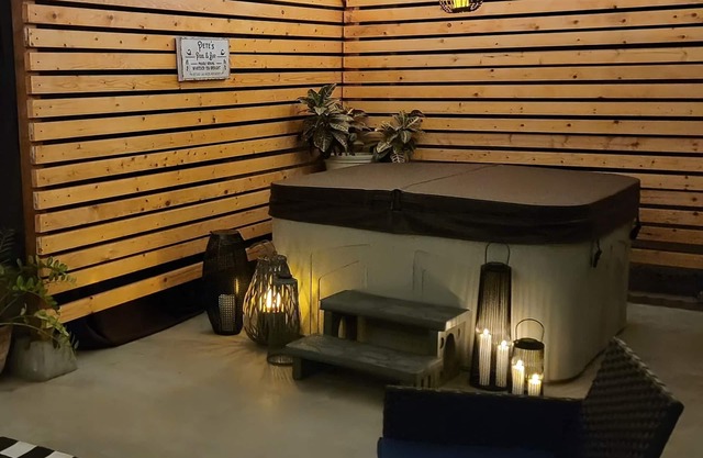 Cheerful desert oasis home with a privacy hot tub! 1 minute to new hospital!
