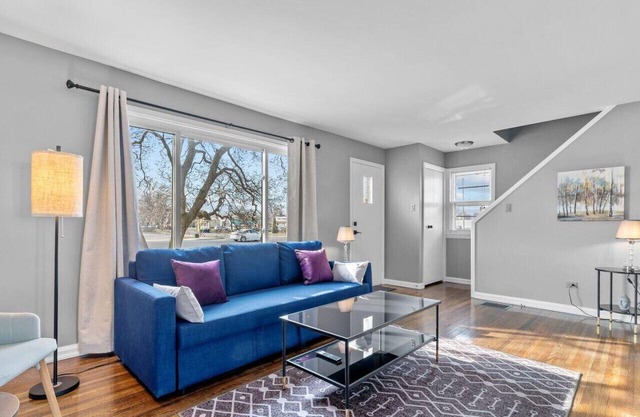 Cheerful Family Home 3 mins drive to UWindsor