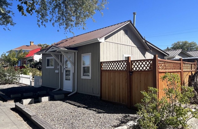 Cheerful historic Townsend Park bungalow in the heart of downtown!