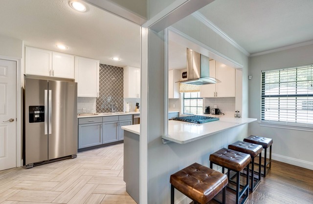 Cheerful home, sleeps 9, outdoor grill +dining!!!