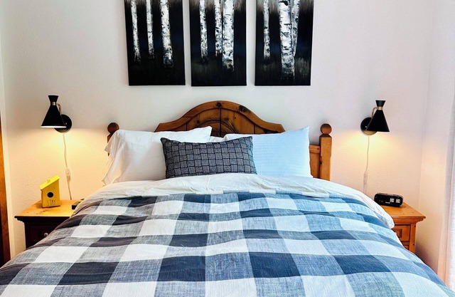 Cheerful, mountain chalet w/sauna & new hot tub - dog friendly!