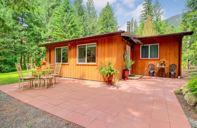 Cheerful Mt. Si Cottage with AC and Fireplace!