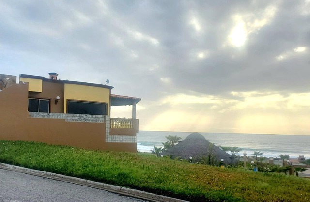 Cheerful Oceanfront 3BR Home