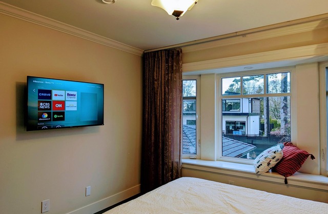 Cheerful one bdrm (N) share a bath with another room