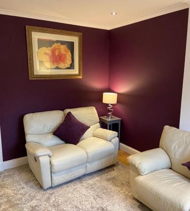 Cheerful One bedroom cottage with parking space.