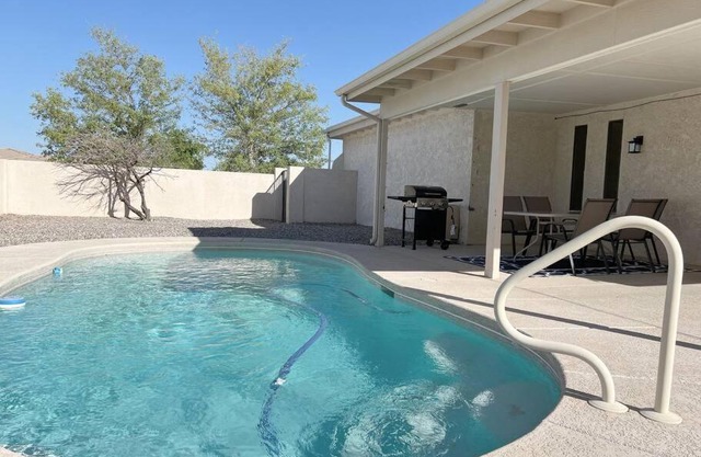 Cheerful Pool Home-Lowkey, 10min to Lake, Comfort