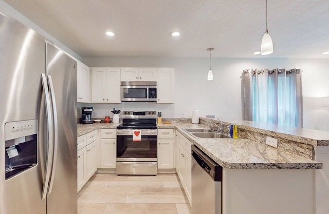 Cheerful retreat with large patio, full kitchen, snowbird friendly