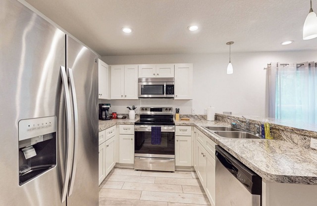 Cheerful retreat with large patio, full kitchen, LTR welcome