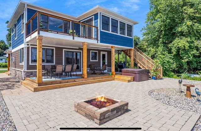 Cheerful Sister Lakes 4 BDR Lake Hse w/ Hot tub.