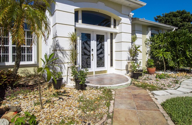 Cheerful & Spacious Home with Lake View