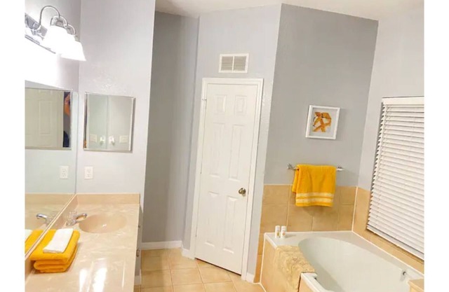 Cheerful-Spacious Townhome