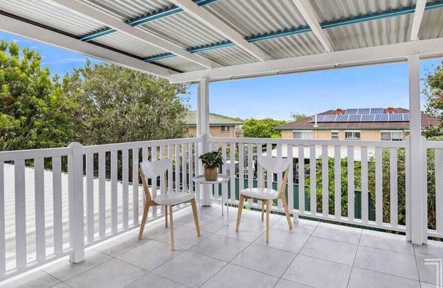 Cheerful Upstairs 3 Bedroom Home w Free Parking