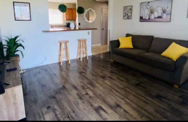 Cheerful vacation 3-BR home convenient for I-5 travelers 20m from Mt Shasta city
