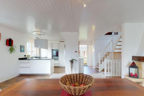 Cheerful villa with fireplace, bath-tub and garden