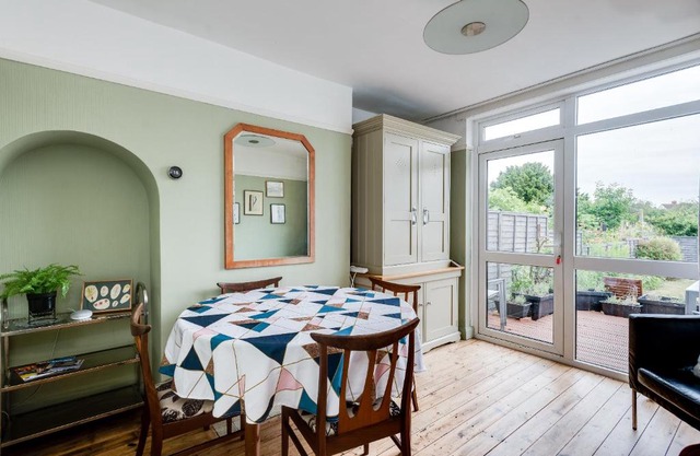 Cheerfull 3-Bedroom Home with parking & garden