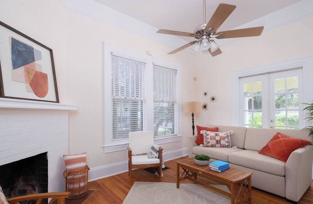 Cheery Downtown Duplex- 2 BR- Close to UF/ Shands