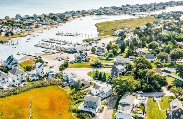 Cheery home! .5m walk to beach, shops, restaurants, & river steps away!