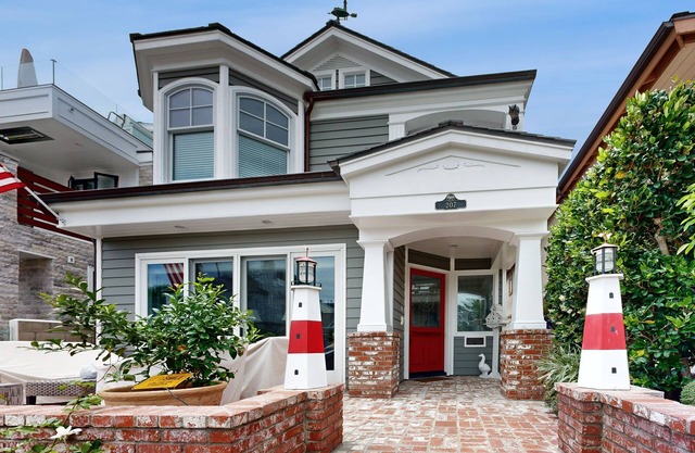 Cheery Retreat w/ New Furnishings, Near Main Street & 200 Yards to Waterfront