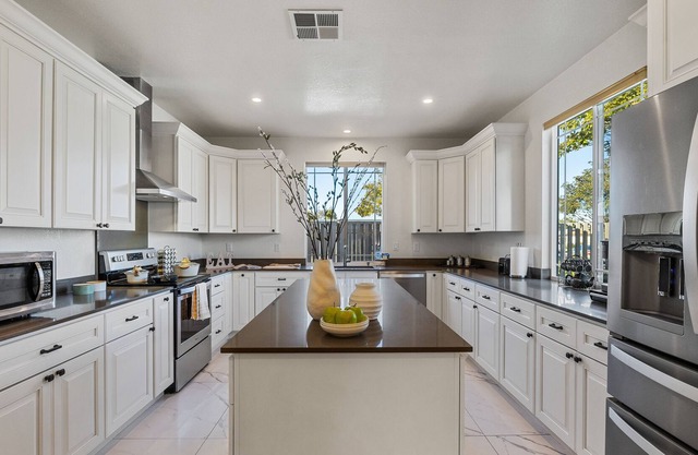 Chef's Kitchen 4 bed w/King Suite & Backyard