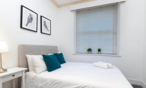 Chelsea Charm radiant 3BR Apartment Elegance