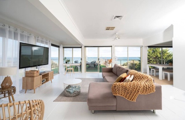 ChelseaVue - Beachside Townhouse Retreat