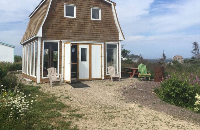 CHÈRE SHED CHALET, with superb views of the bay of Grande-Entrée