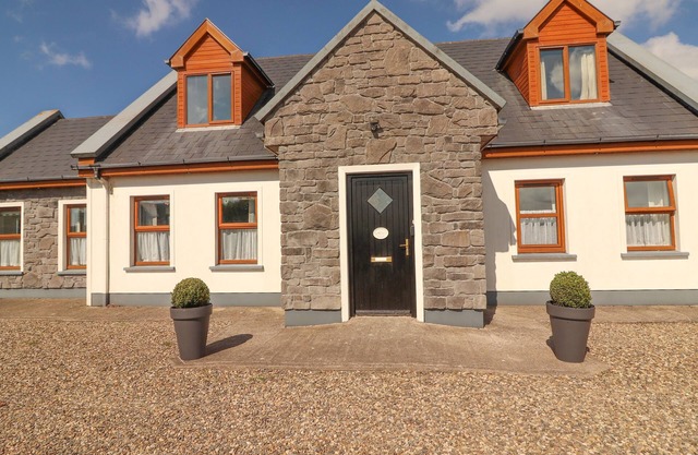 CHERRY BLOSSOM COTTAGE, family friendly in Quilty, County Clare