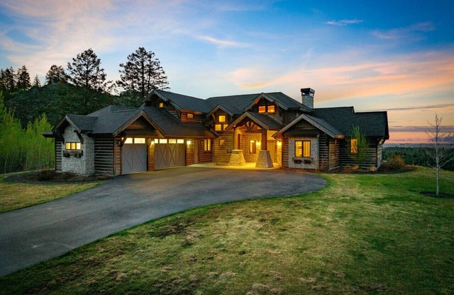 Cherry Butte Lodge| Hot Tub, Fire Pit, & Views