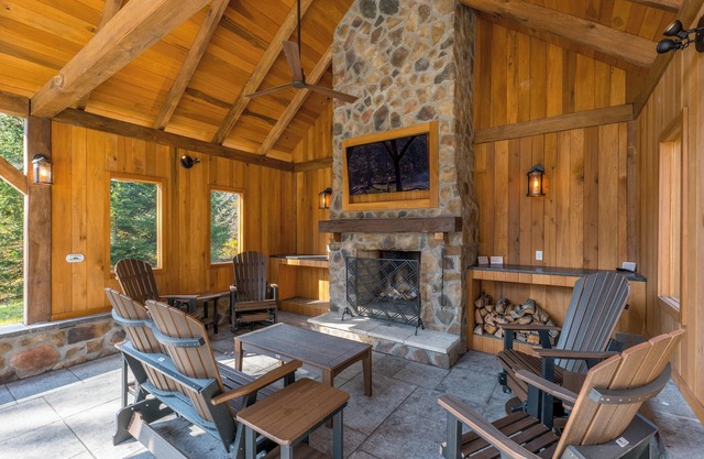 Lake House Luxury Cabin!