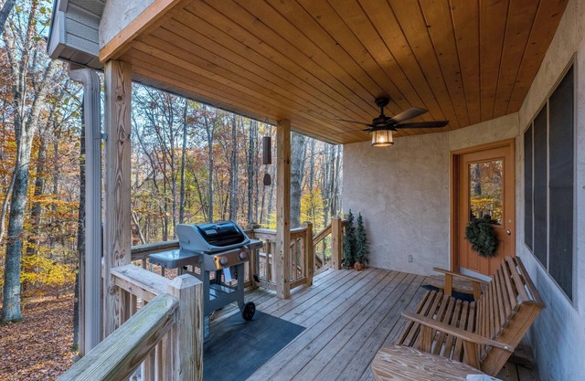 Cherry Ridge Retreat Luxury Cabin Whispering Pines, w/ hot tub and private pond!