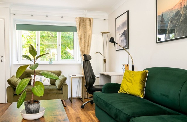 Cherry Tree Cottage | Bicester Holiday Let | 2 Beds & Sleeps 4