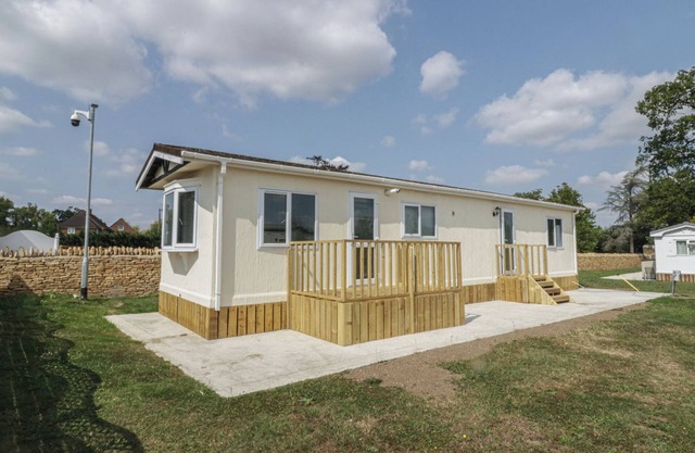 CHERRY TREE, pet friendly, with a garden in Kidlington