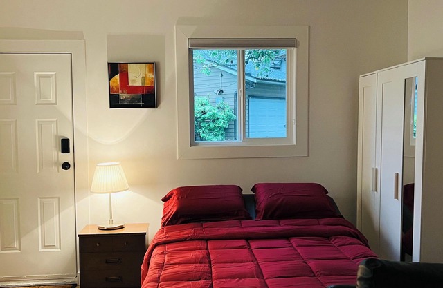 Cherry Tree Studio. Attached kitchen,bath,laundry. Quiet. Convenient.