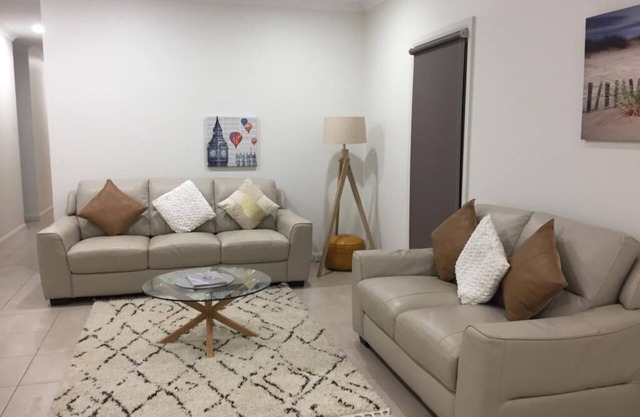 Cherry Villa 3: Luxurious 3BR Inner City Townhouse. Free WIFI.