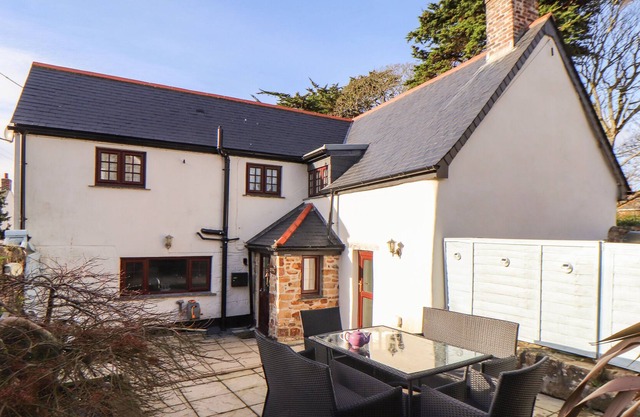 CHERRYBROOK COTTAGE, pet friendly, with open fire in Goldsithney