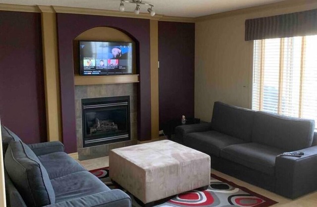 Chestermere Lake Home, 20 min from YYC Airport.